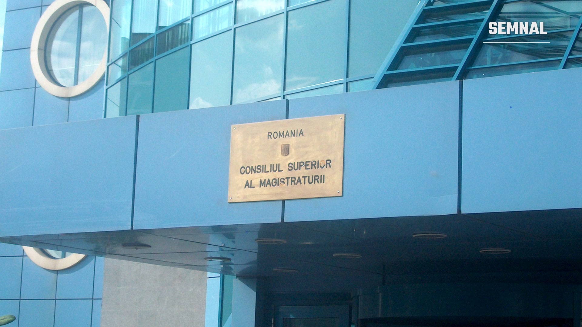 Plăcuța Consiliului Superior al Magistraturii deasupra intrării în sediul instituției din București