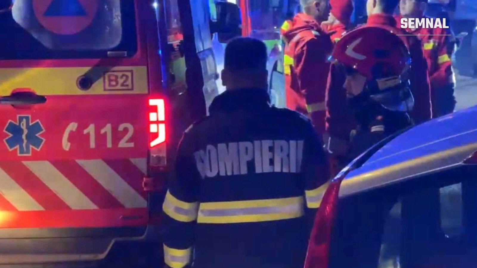 Pompieri și echipaje SMURD la intervenția din Tălmaciu, miercuri seara