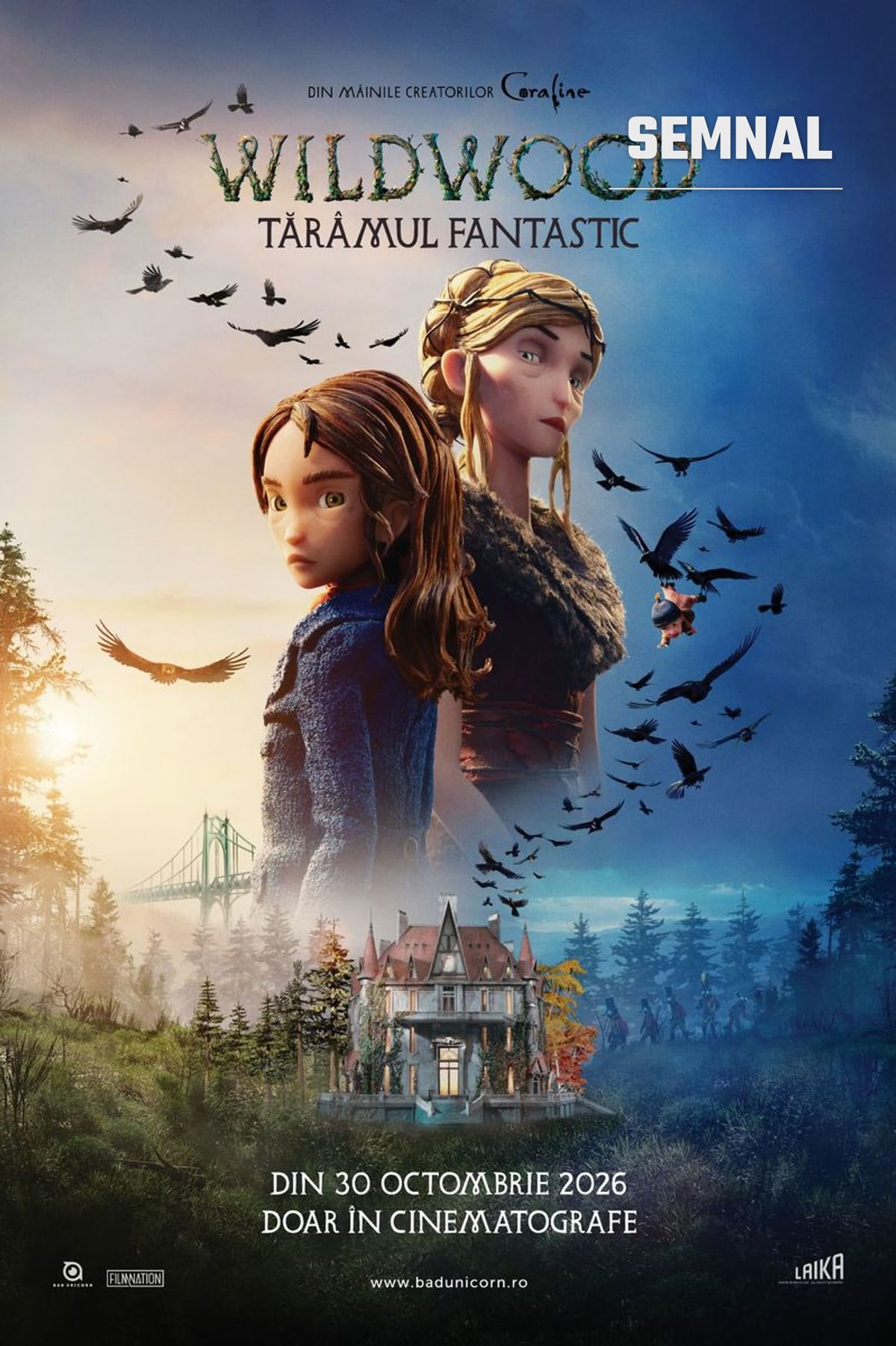 Afișul filmului Wildwood: Tărâmul fantastic: două personaje animate în fața unei păduri, cu ciori în zbor și un conac în prim-plan