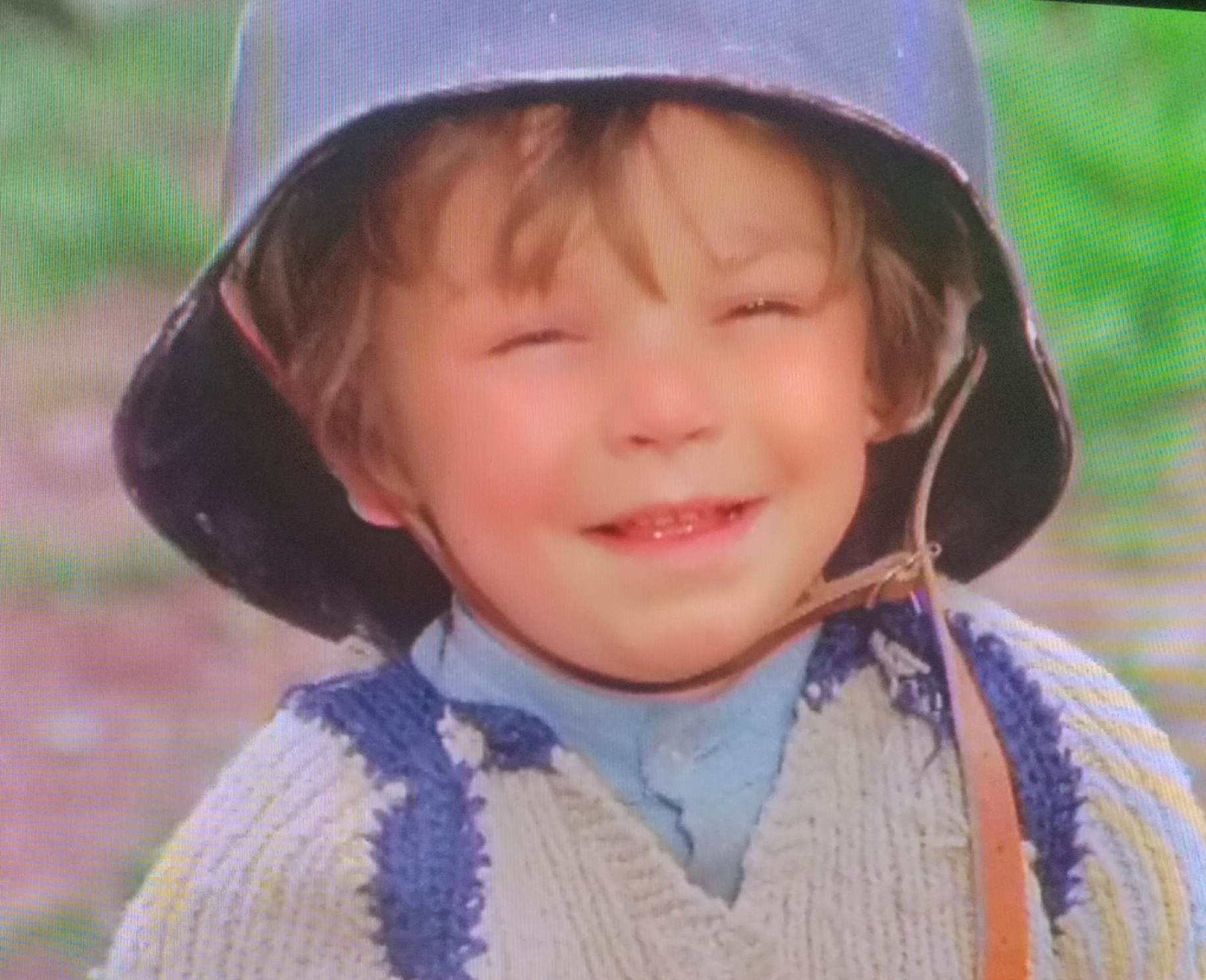 Cine e micuțul care purta o cască de neamț în filmul Pistruiatul?