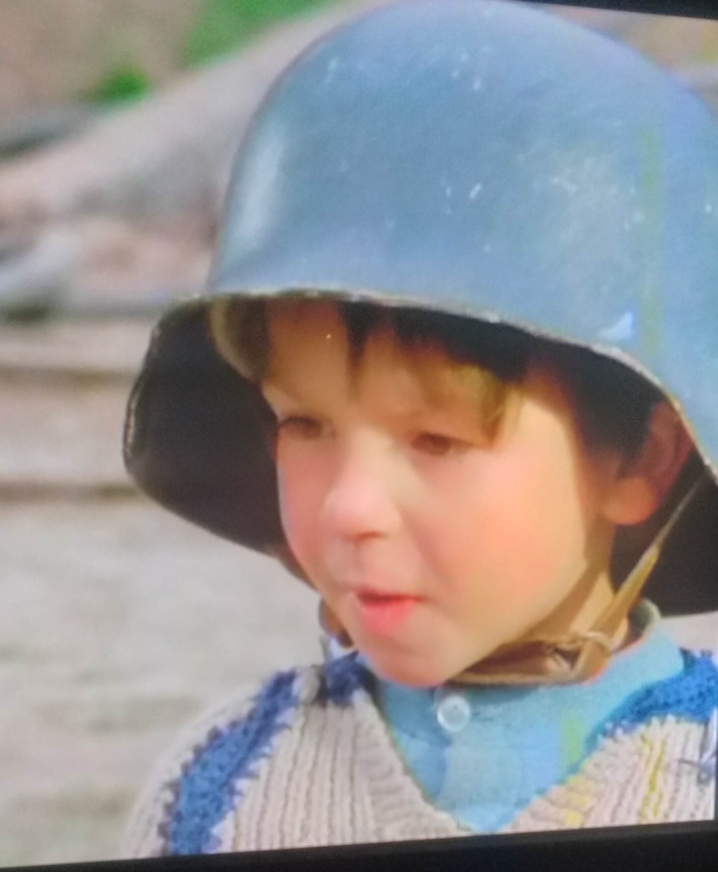 Cine e micuțul care purta o cască de neamț în filmul Pistruiatul?