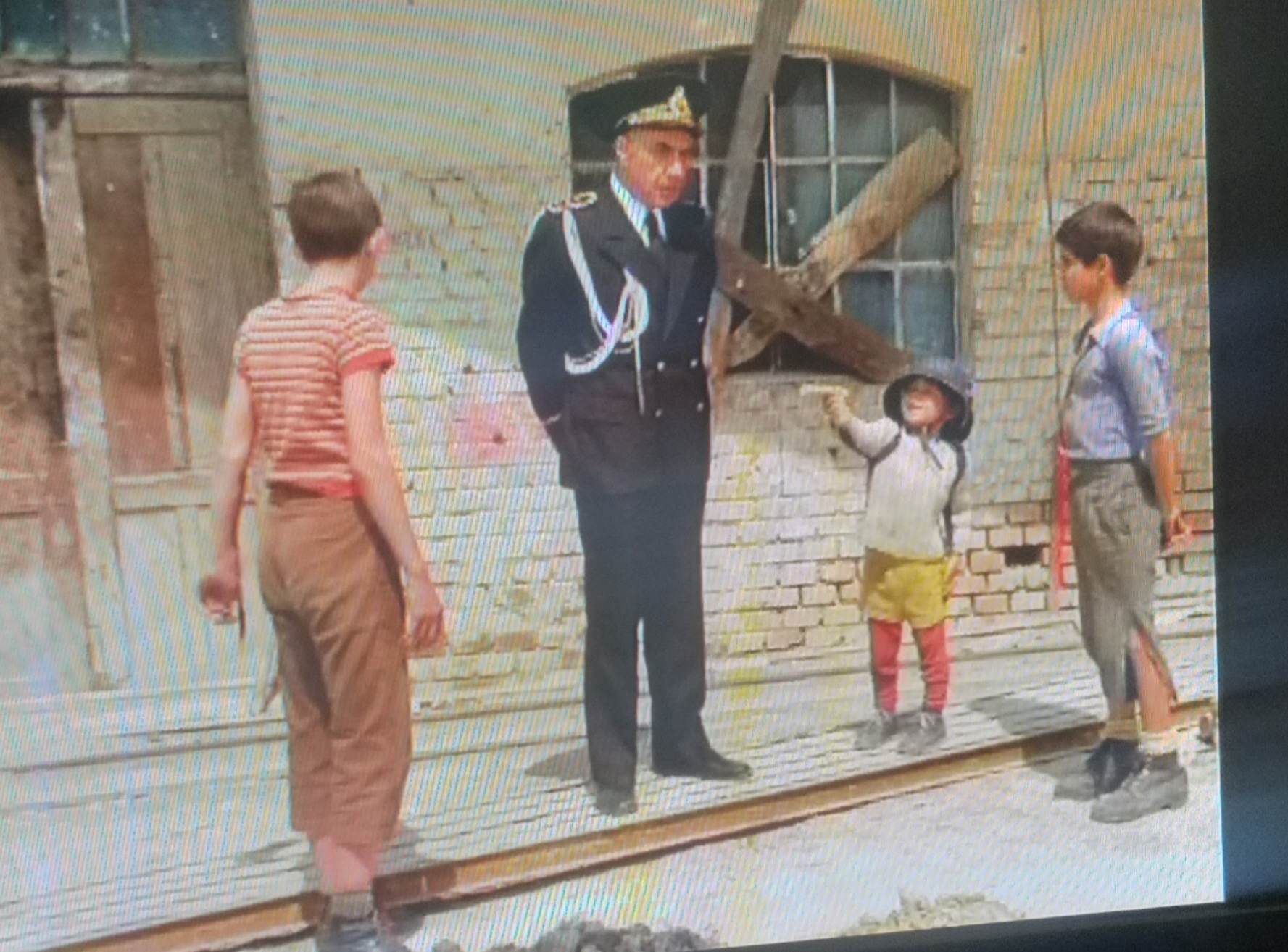 Cine e micuțul care purta o cască de neamț în filmul Pistruiatul?
