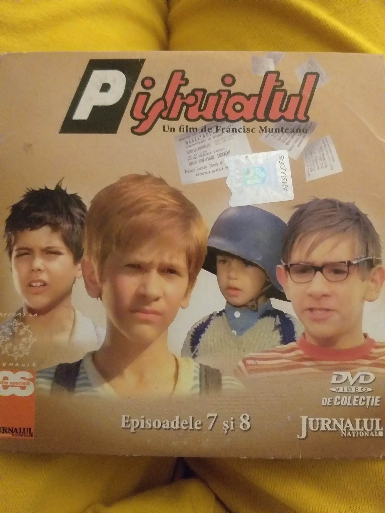 Cine e micuțul care purta o cască de neamț în filmul Pistruiatul?