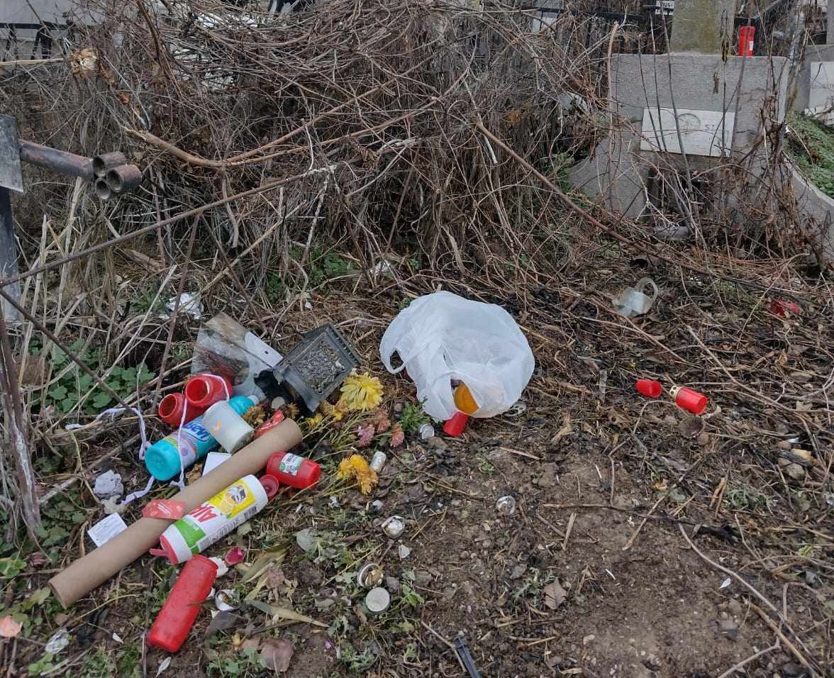 Ce-am mai găsit prin cimitir, afară de cutii goale de bere?