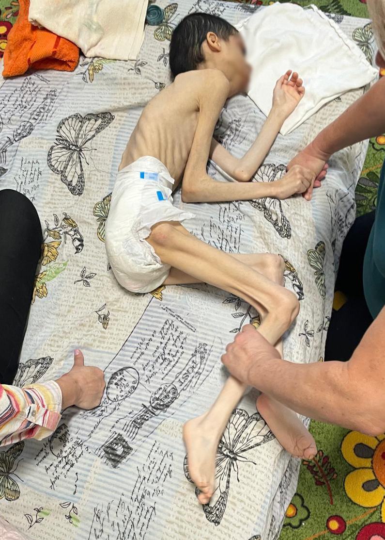 Copii care plâng, chinuiți, închiși în camere, flămânzi și bolnavi