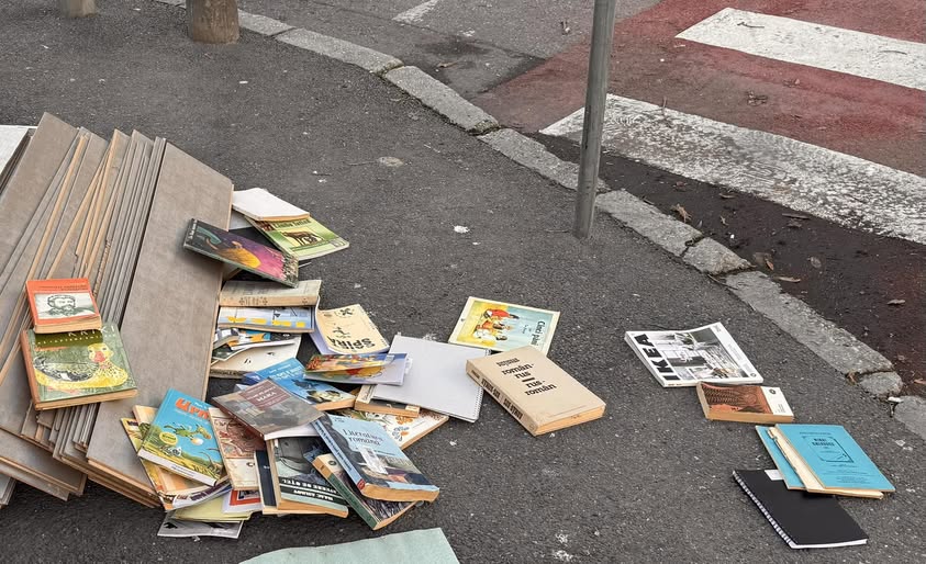 Cărți abandonate la intersecția străzilor din București: simbol al uitării și nepăsării