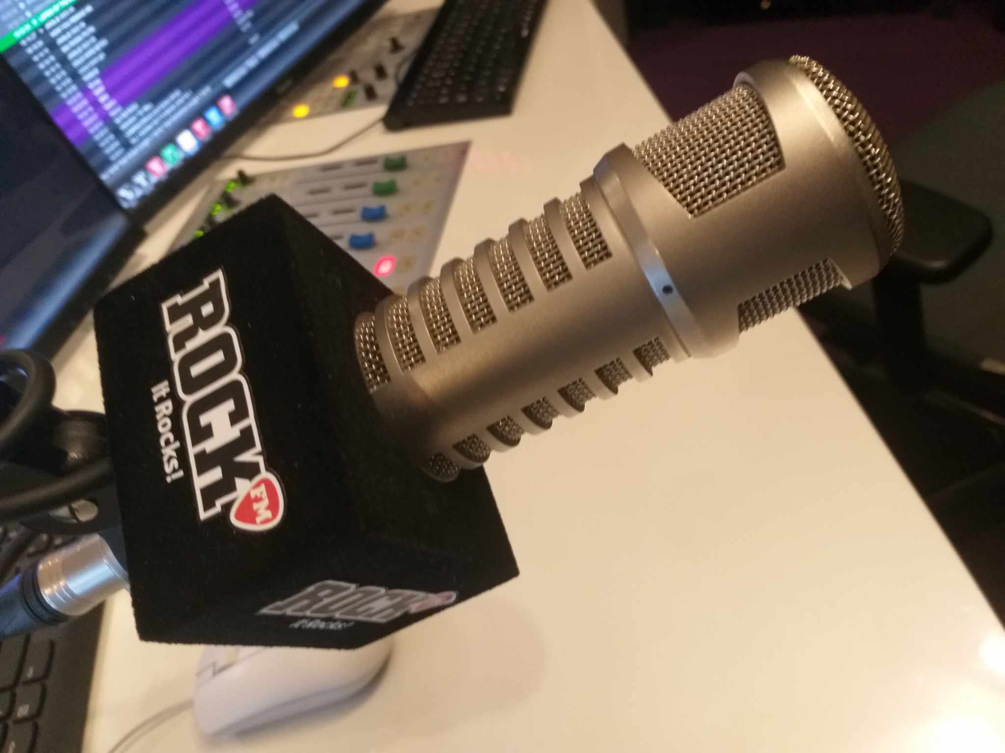 Folk Bun – Ediție specială la Rock FM: revoluția, începuturile radioului independent în România și transformările presei de la începutul anilor ’90.