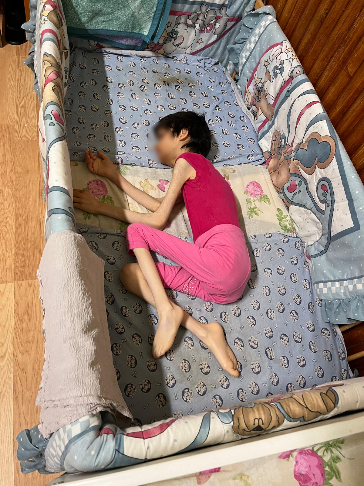 Copii care plâng, chinuiți, închiși în camere, flămânzi și bolnavi