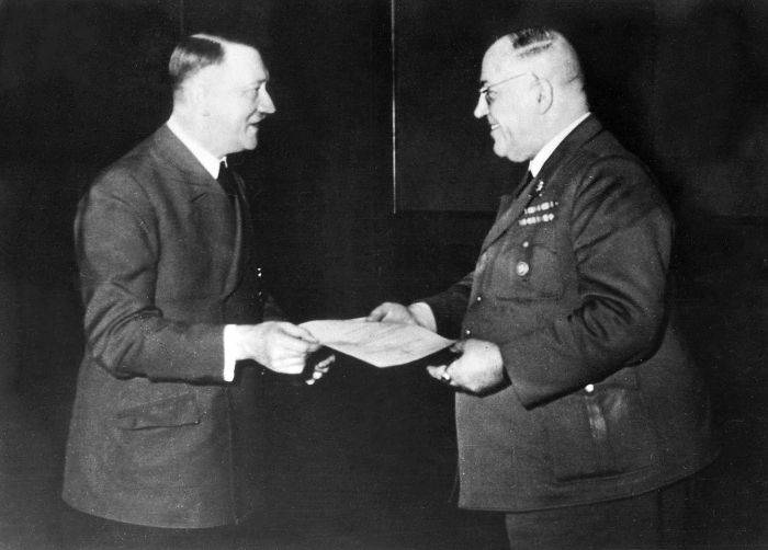 Dr. Theodor Morell – Doctorul care l-a transformat pe Hitler într-un Dependent de Droguri