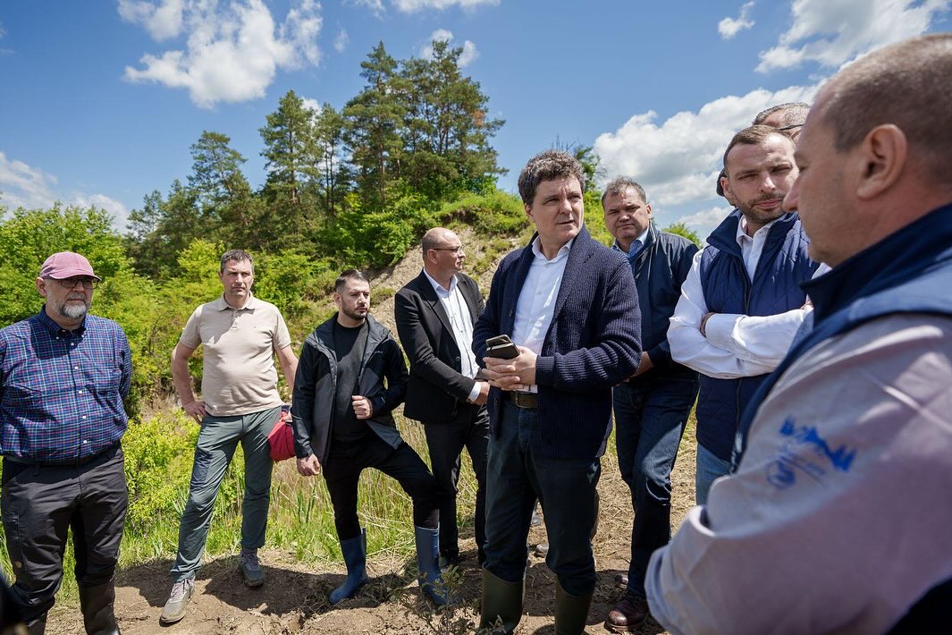 Nicușor Dan: Cizme de cauciuc, nu vacanțe. La Praid, acolo unde e nevoie de el