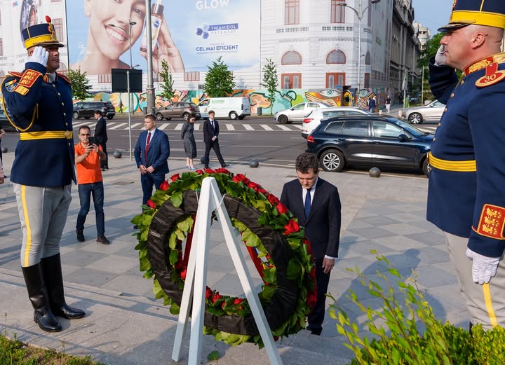 Nicușor Dan a depus o coroană de flori în memoria victimelor Mineriadei din 1990. Decent, sincer, fără spectacol