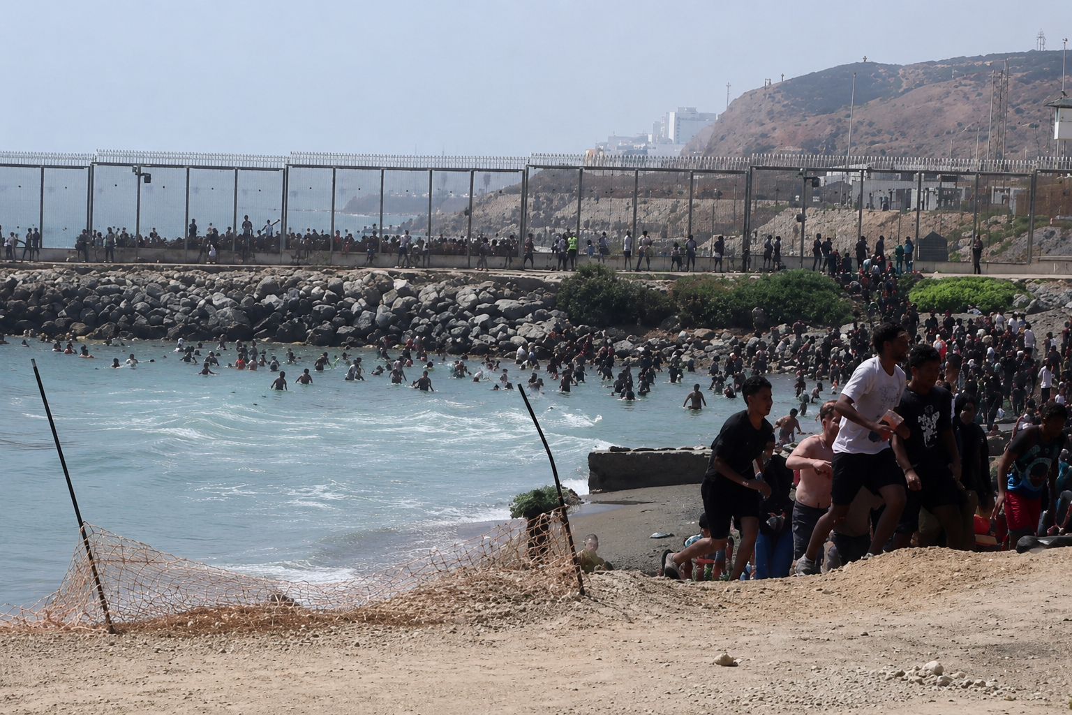 Ceuta se confruntă cu un val record de migranți ajunși înot