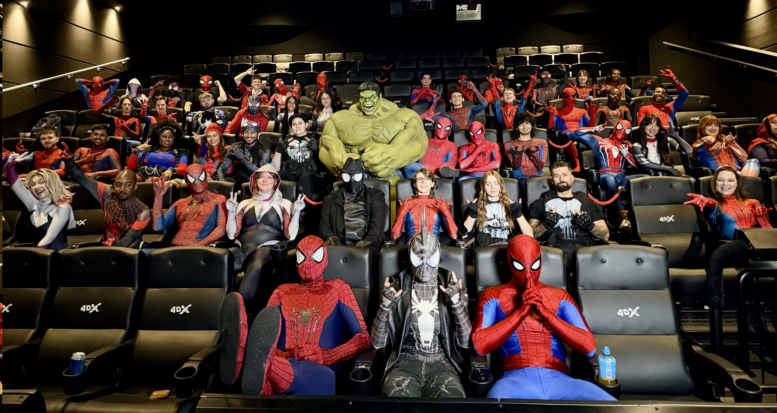 Zeci de fani costumați în personaje Marvel, într-o sală 4DX de la Cinema City