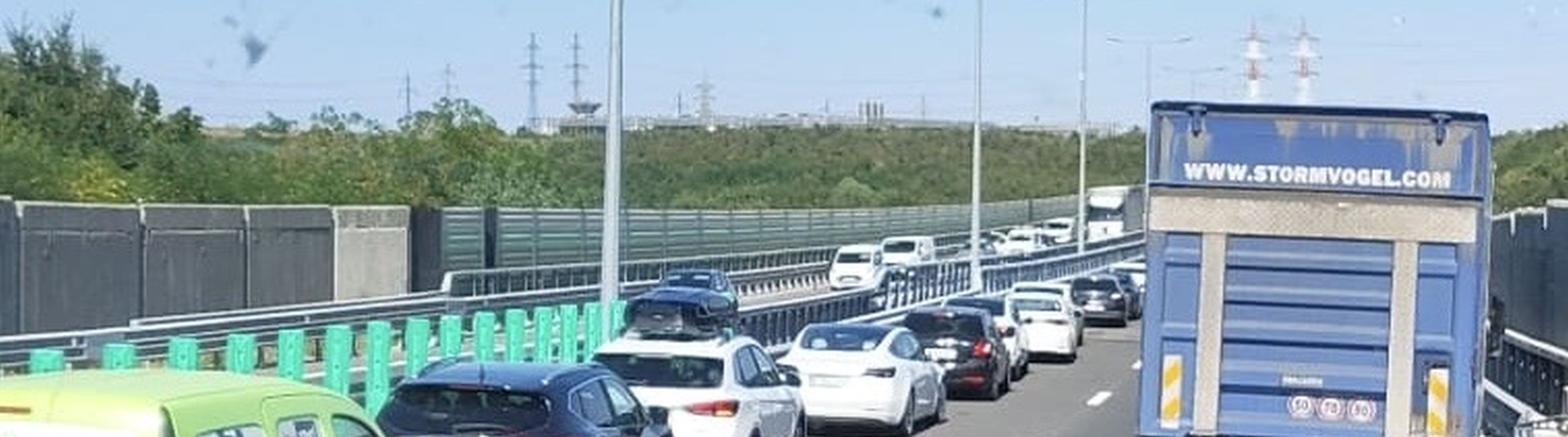 Drumul expres Craiova-Pitești, blocat de trei TIR-uri