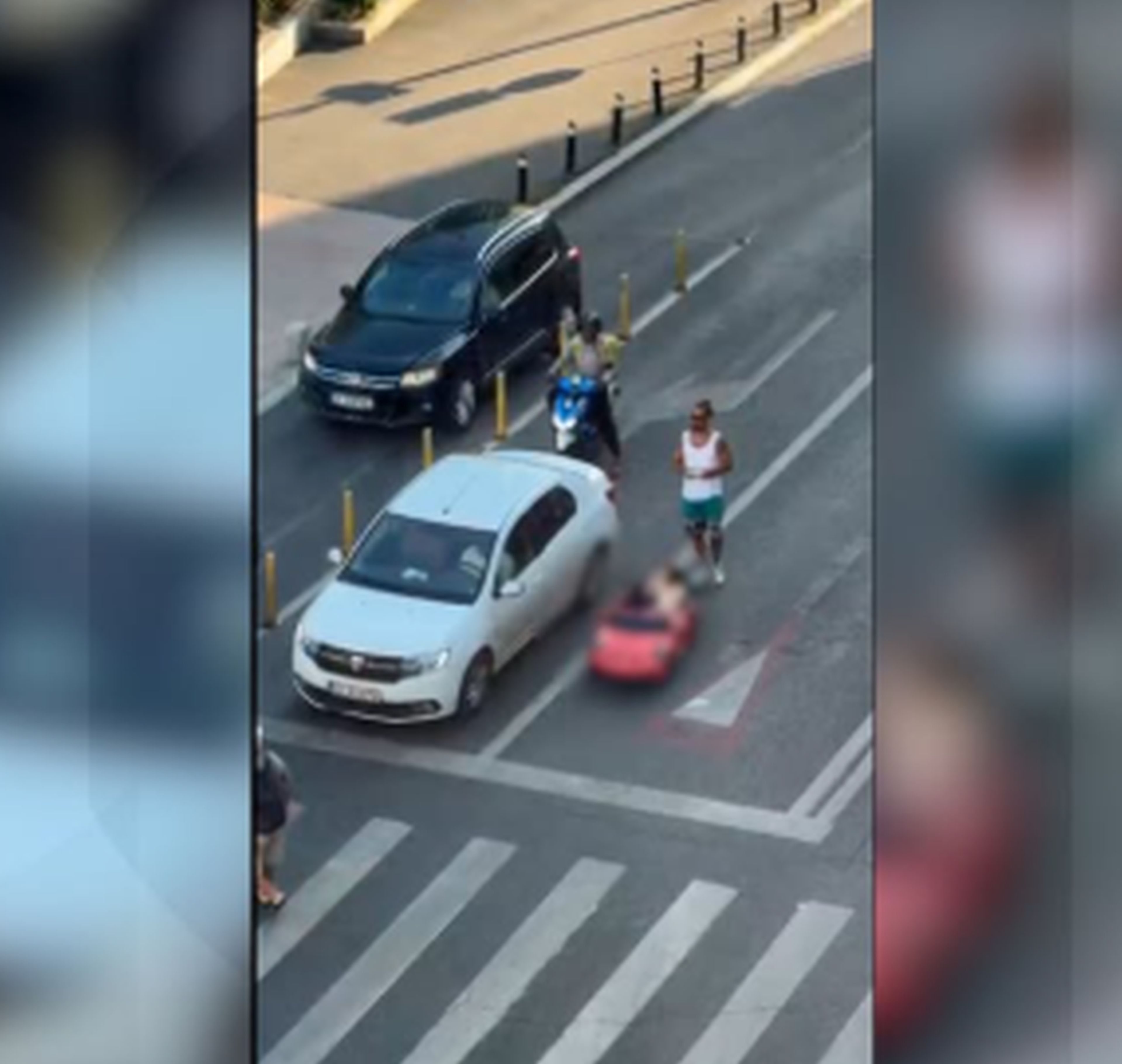 Mașini într-o intersecție dintr-un oraș
