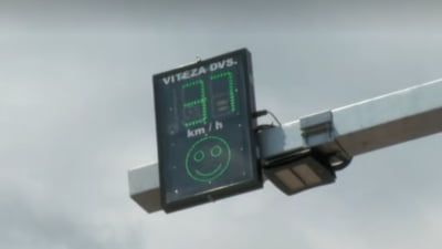 Radar de viteză montat pe marginea unui drum național, imagine cu caracter ilustrativ