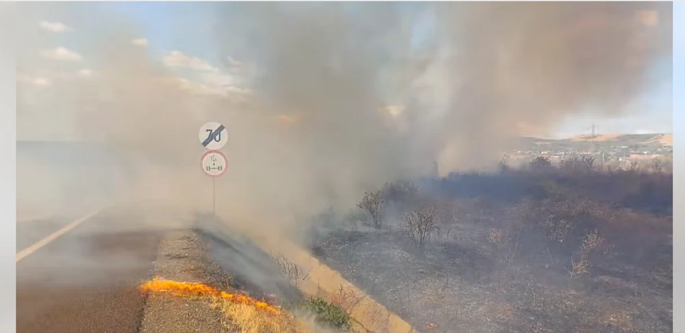 Trafic blocat pe centura Severinului după un incendiu de vegetație