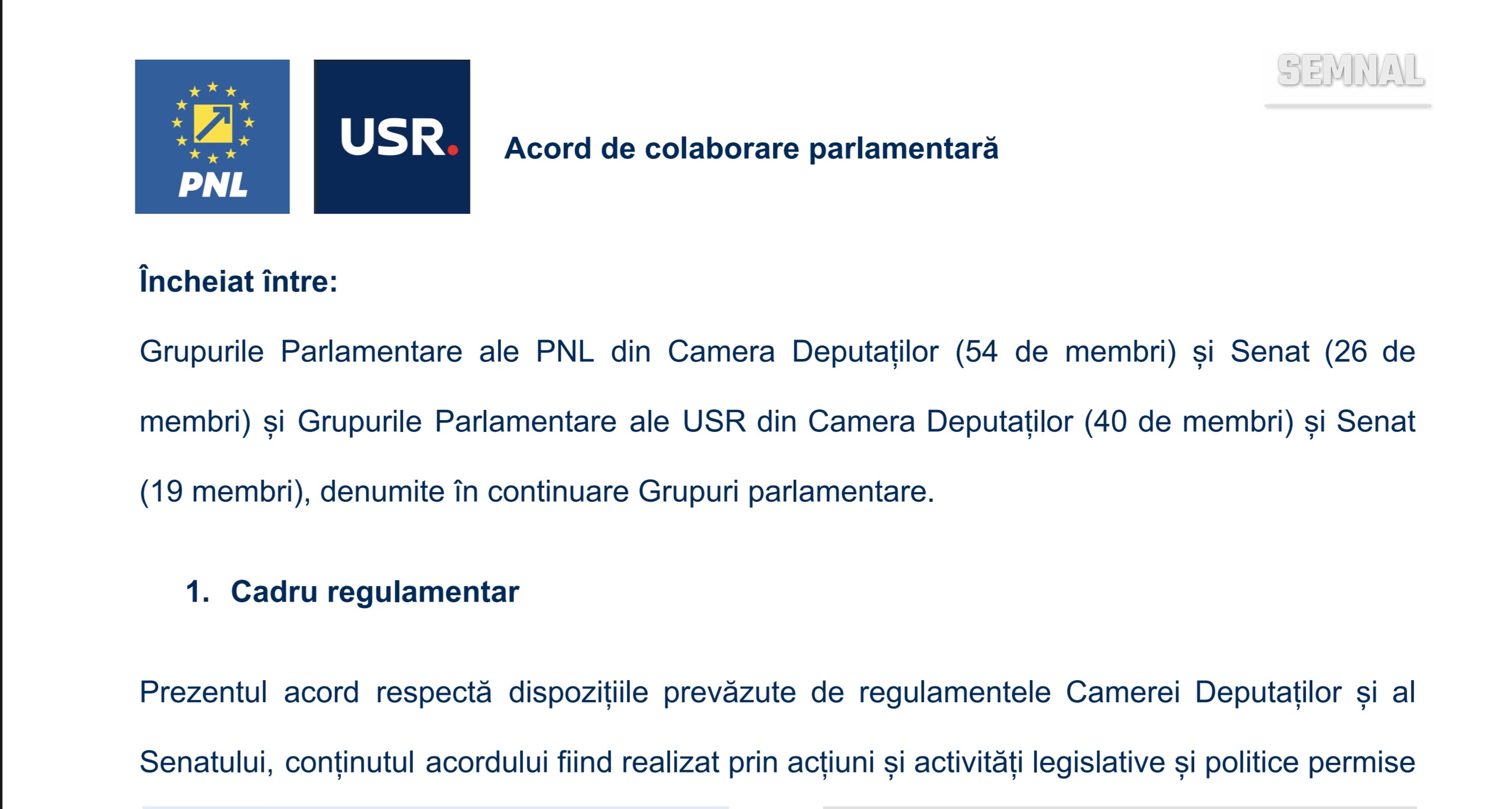 Trei delegați în costume și ecusoane oficial în sală festivă a Palatului cu marmură și ornamente clasice, ilustrând colaborare politică parlamentară.
