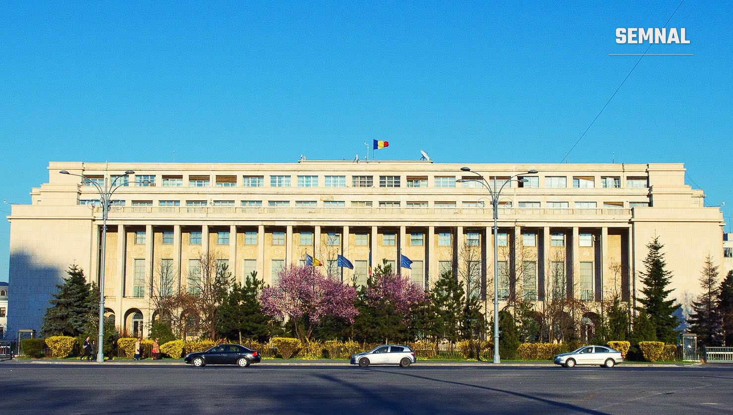 In imagine se află clădirea Guvernului din Piața Victoriei.