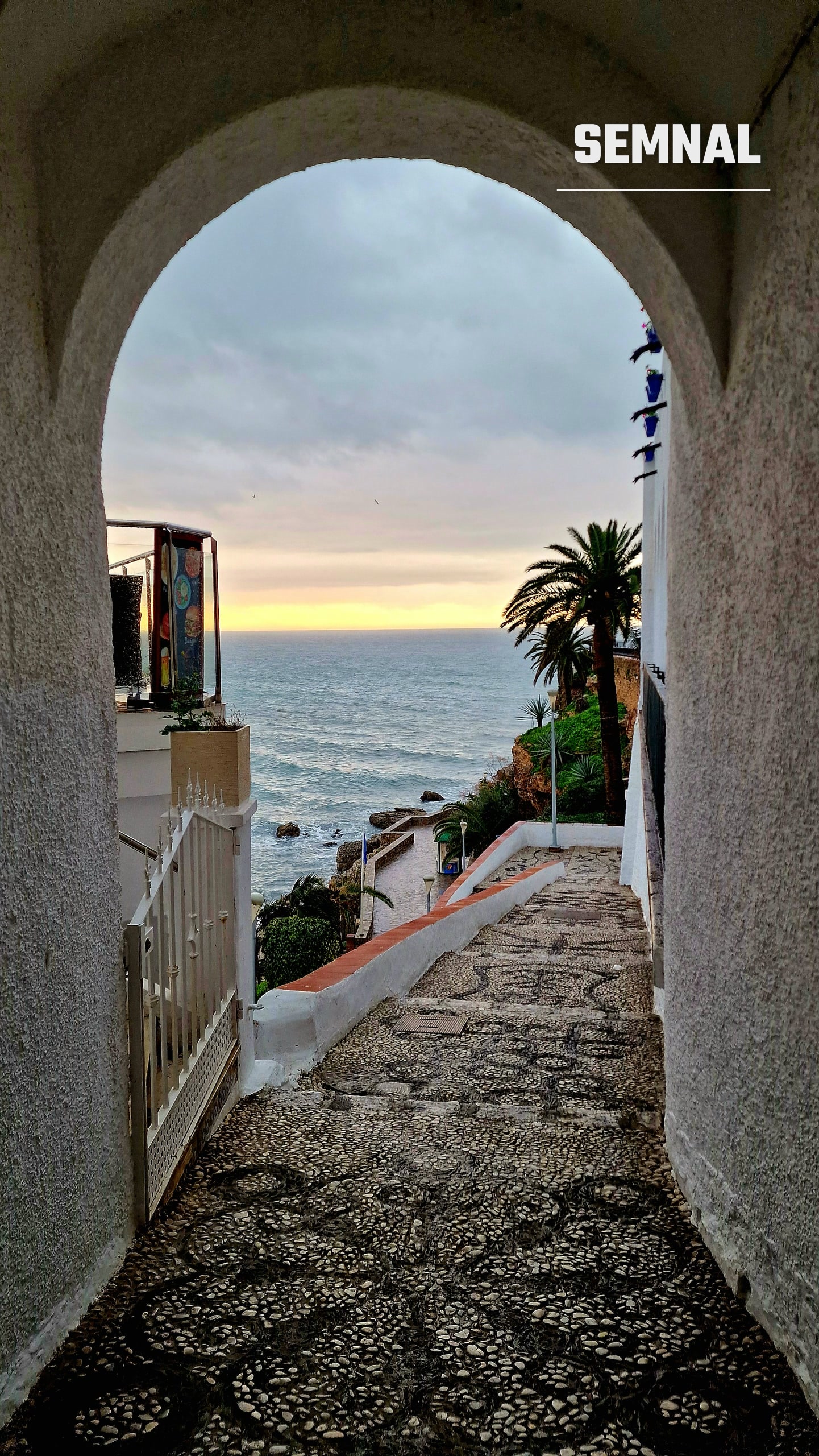 Scari de la Balcon de Europa din Nerja care duc la plaja