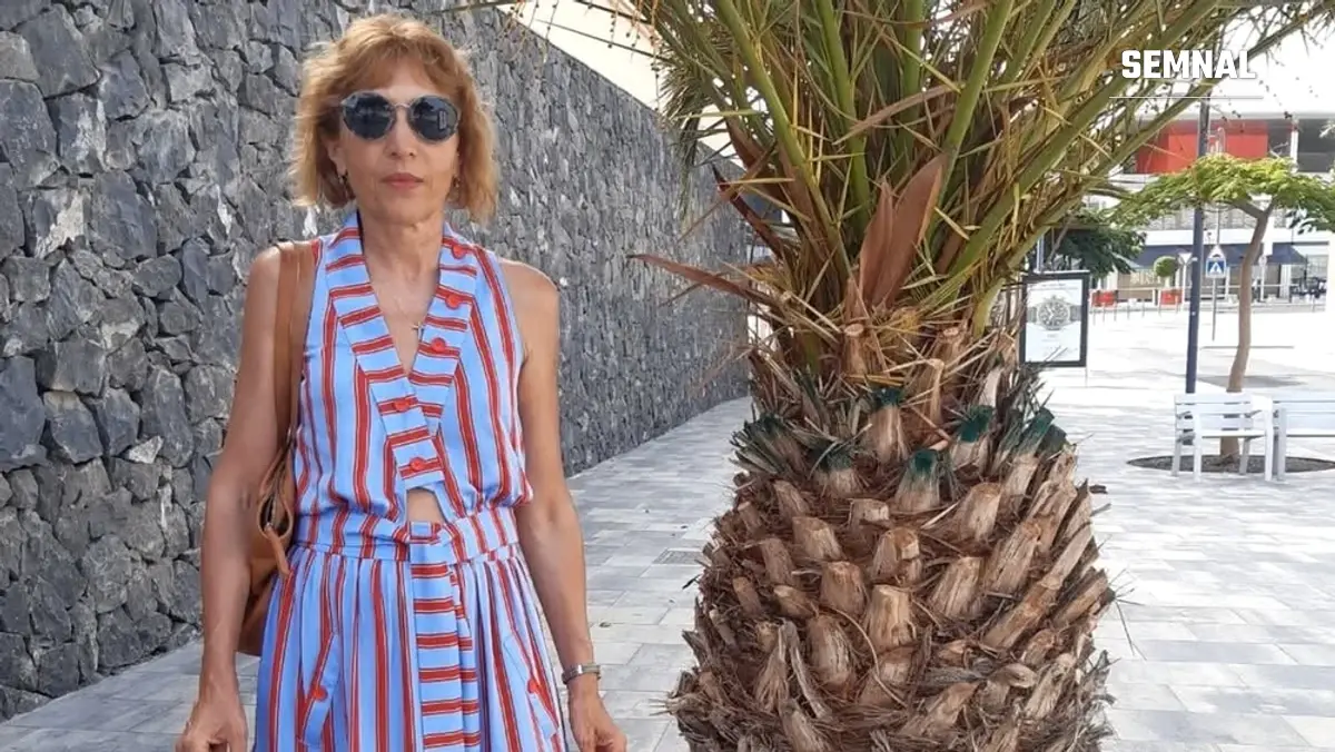 In imagine este turista în timpul vacanței din Grecia.