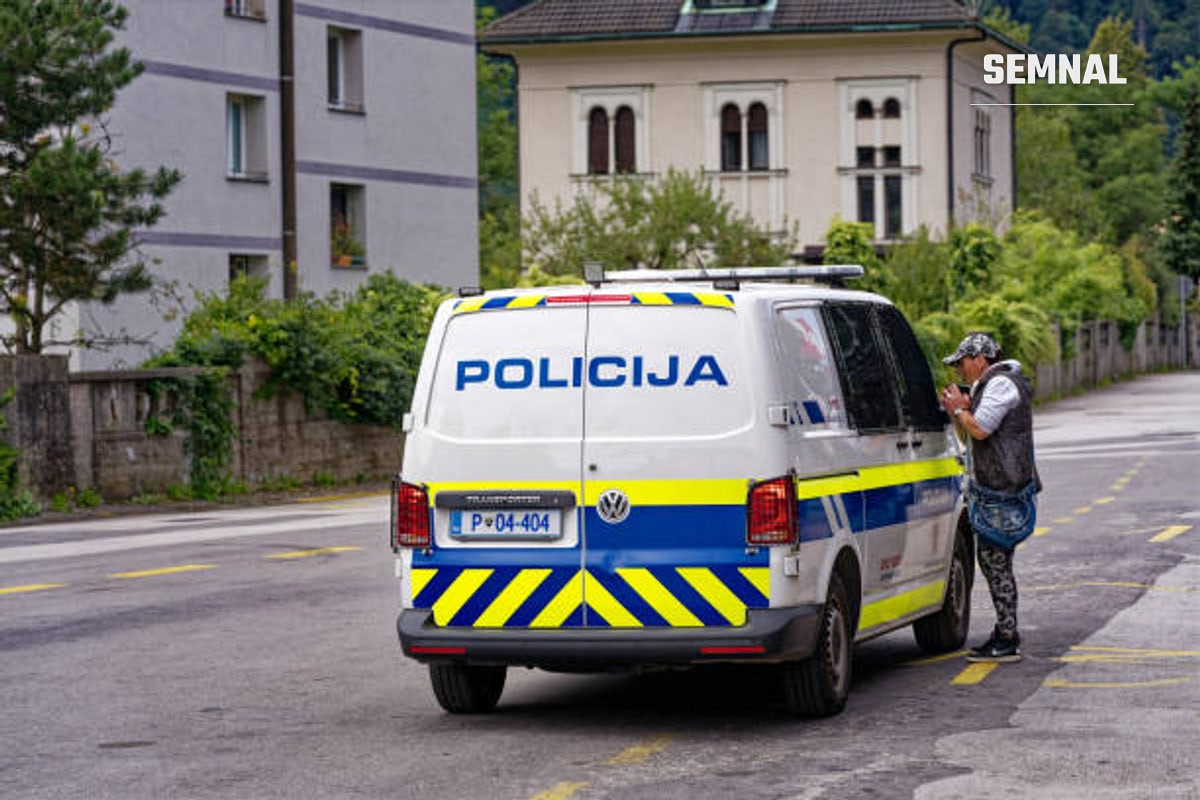 În imagine este o mașină de poliție din Slovacia.