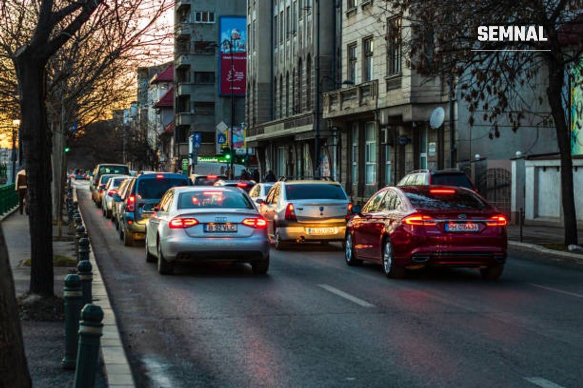 În imagine se află mașini pe stradă