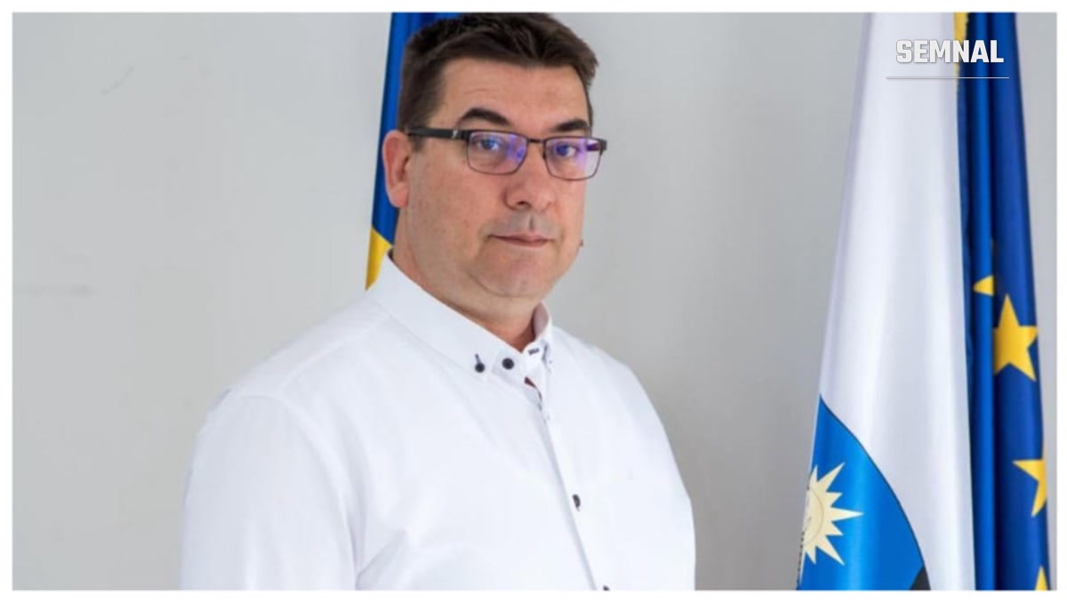 In imagine este Adrian Picoiu, imbrăcat cu o cămașă albă.