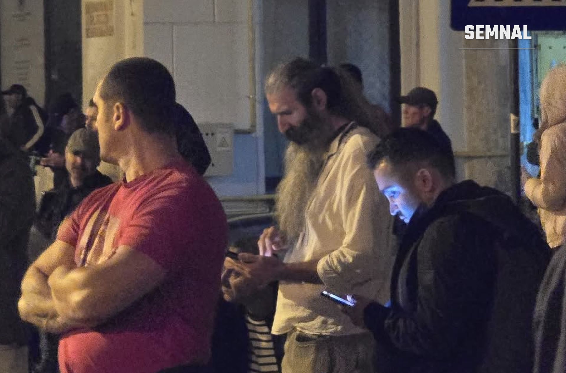 In imagine este Cezar Avrămuță , cunoscut drept „Stegarul Dac”.