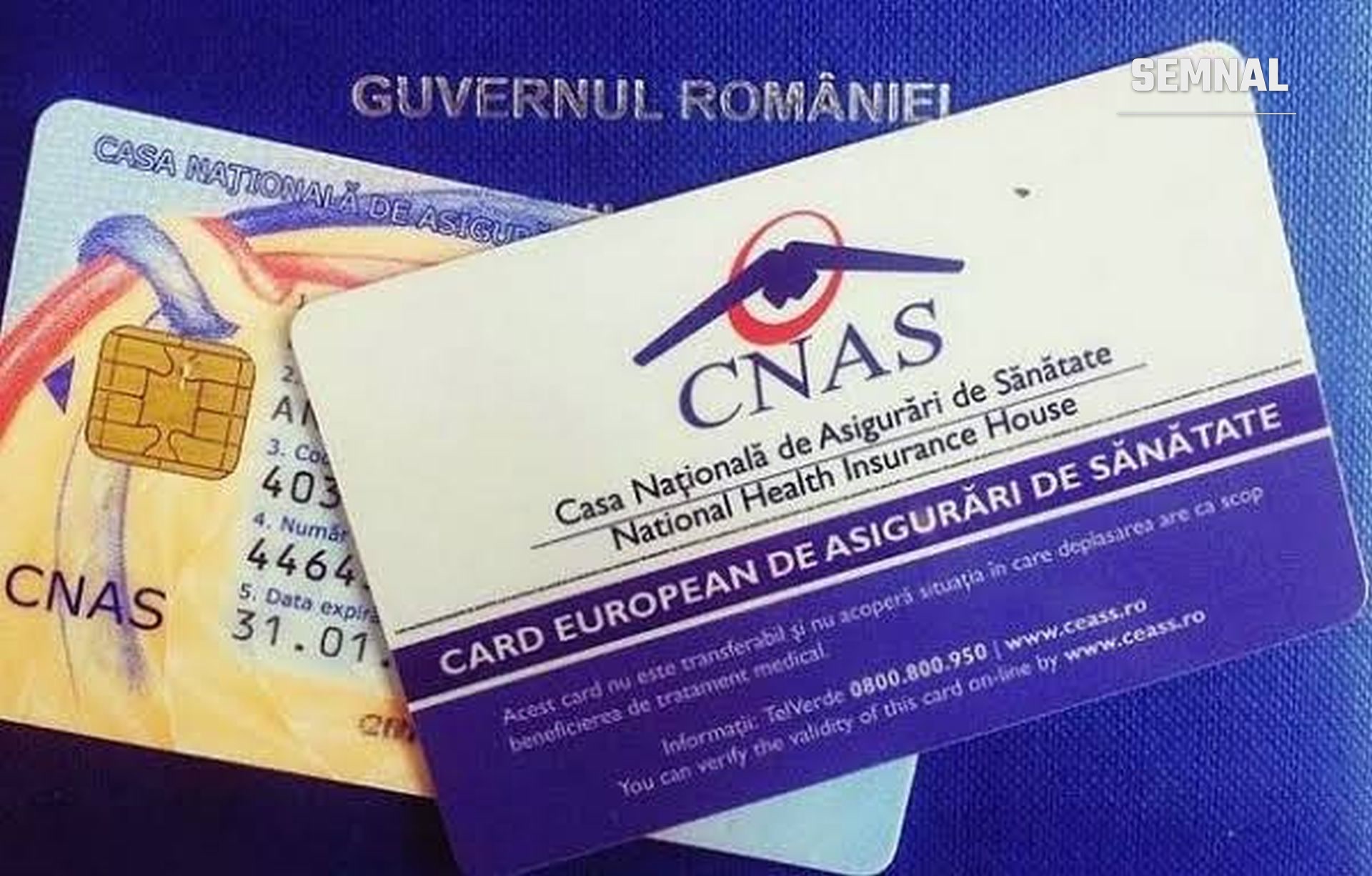 In imagine sunt două carduri de sănătate.