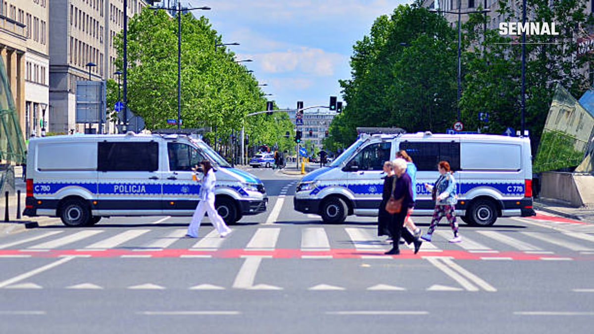 Imagine cu două autospeciae ale politiei din Varșovia.