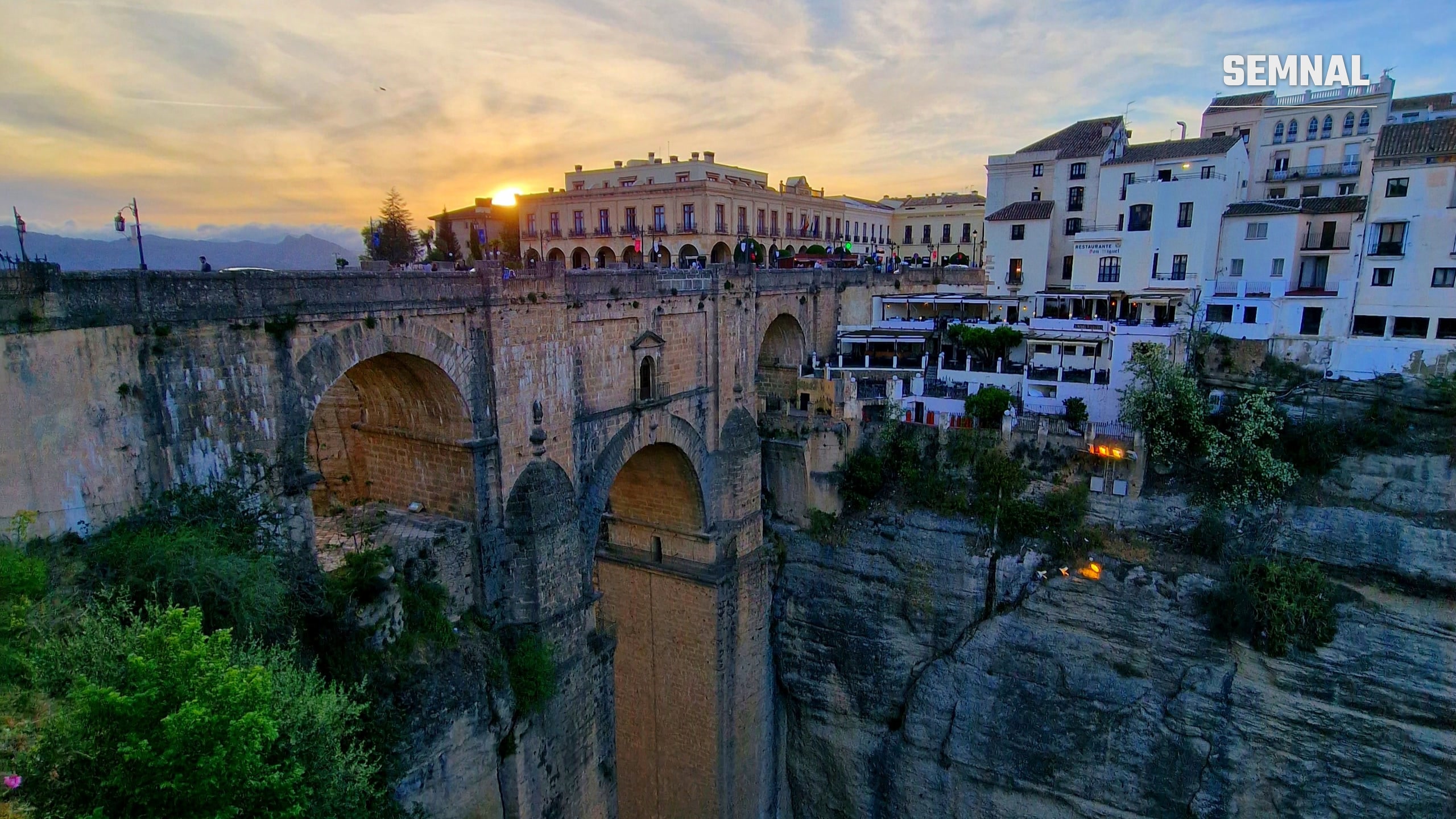 Puente Nuevo văzut la apus în Ronda
