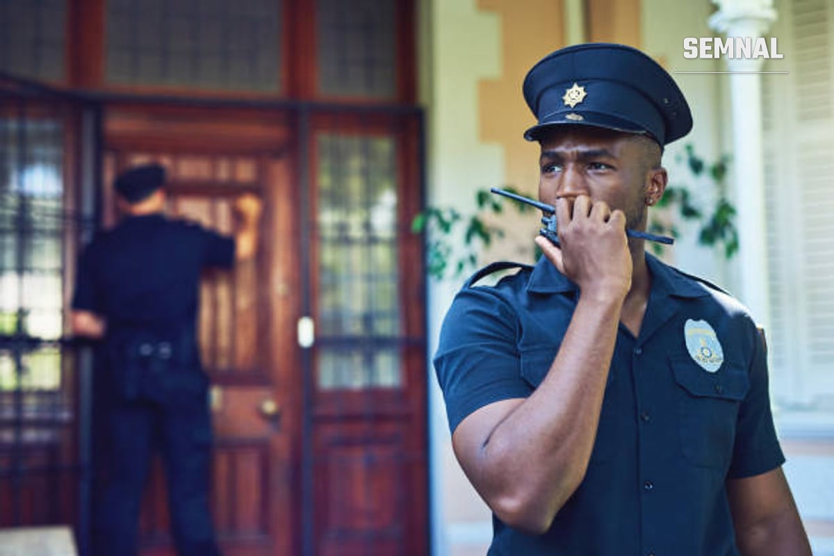 În imagine este un politist din Africa de Sud care vorbește la o stație de emisie-receptie.