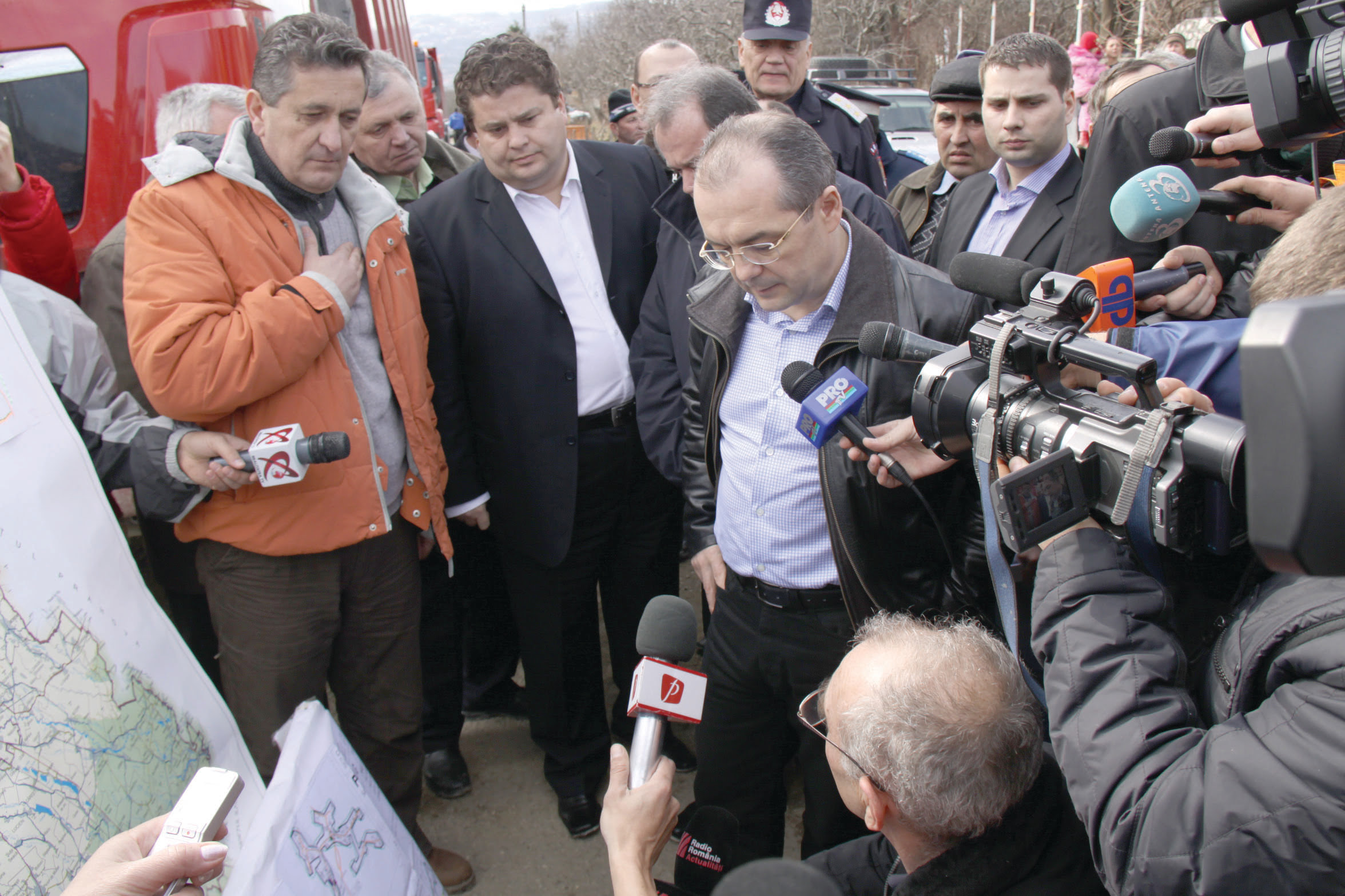 Emil Boc a dat exemplu prefectilor din toata tara eficienta cu care au actionat autoritatile dambovitene in zonele afectate de alunecarile de teren